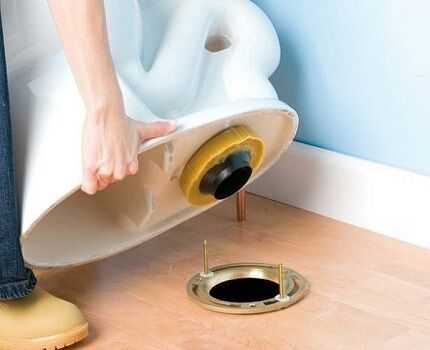 Угловой унитаз с бачком: плюсы и минусы, схема и особенности установки унитаза в углу Угловой унитаз с бачком: плюсы и минусы, схема и особенности установки унитаза в углу