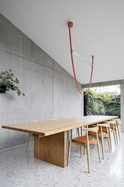 Минималистичный дом с разноуровневыми пространствами