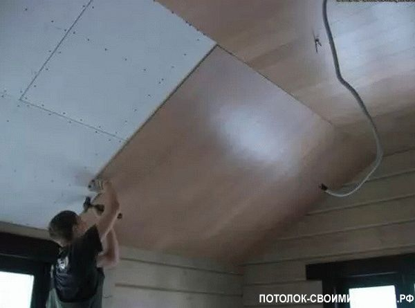Потолок из необрезной доски под старину Потолок из необрезной доски под старину